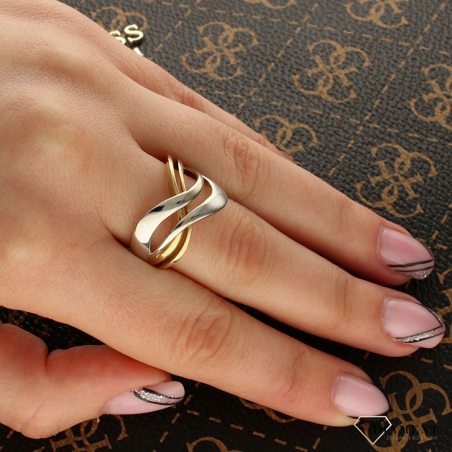 Złoty pierścionek fale z białego i żółtego złota PI 2562A.jpg